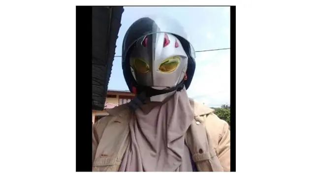 Gaya Lucu Pakai Topeng Saat Naik Motor Ini Bikin Senyum-Senyum