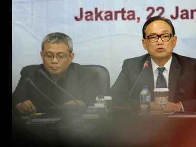 Ketum Kadin Indonesia Suryo Bambang Sulisto (kanan) bersama Ketua Lembaga Pengkajian, Penelitian dan Pengembangan Ekonomi (LP3E) Kadin Indonesia Didik J Rachbini memberikan keterangan di Menara Kadin Jakarta, Kamis (22/1). (ANTARA FOTO/Wahyu Putro A)