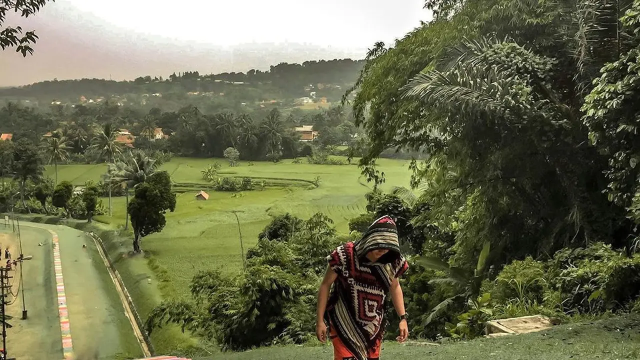 Tangga warna-warni di PLTA Kracak, Bogor.