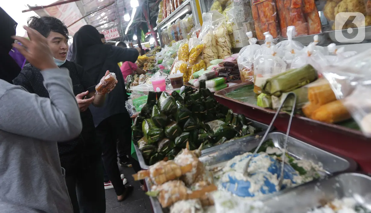 Warga memilih menu makanan khas Sumatera Barat yang dijajakan di kawasan Food Street Kramat, Jakarta, Jumat (30/4/2021). Kawasan yang menjual beragam menu makanan khas Sumatera Barat selalu ramai dikunjungi pecinta kuliner terutama jelang waktu berbuka puasa. (Liputan6.com/Helmi Fithriansyah)