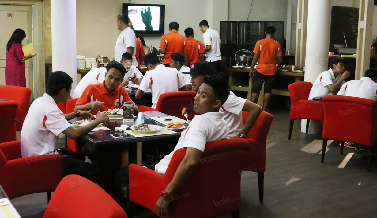 Maman Abdurahman sedang santai bersama rekan-rekannya menikmati hidangan makan malam di Bandung, Jumat (15/7/2016). (Bola.com/Nicklas Hanoatubun)