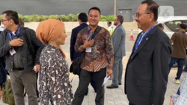Kepala Otorita Ibu Kota Nusantara (OIKN) Bambang Susantono berbincang bersama Direktur Utama PT Pertamina (Persero) Nicke Widyawati usai meninjau lokasi COP28 di Dubai (Liputan6.com/Teddy Tri Setio Berty).