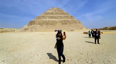 Seorang wanita berswafoto di depan Step Pyramid atau Piramida Bertingkat di nekropolis Saqqara, Provinsi Giza, Mesir, Kamis (5/3/2020). Perdana Menteri Mesir Mostafa Madbouly meresmikan Piramida Bertingkat setelah direstorasi selama 14 tahun. (Xinhua/Ahmed Gomaa)