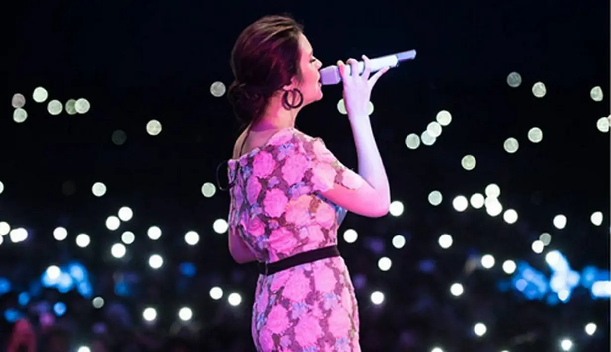 Meski hari pernikahan makin dekat, Raisa terlihat masih terlihat kerja. Ia mengisi dalam salah satu acara yang digelar belum lama ini. Penampilan itu, merupakan penampilan terakhirnya sebelum memulai hidup baru dan status baru. (Instagram/nareend)