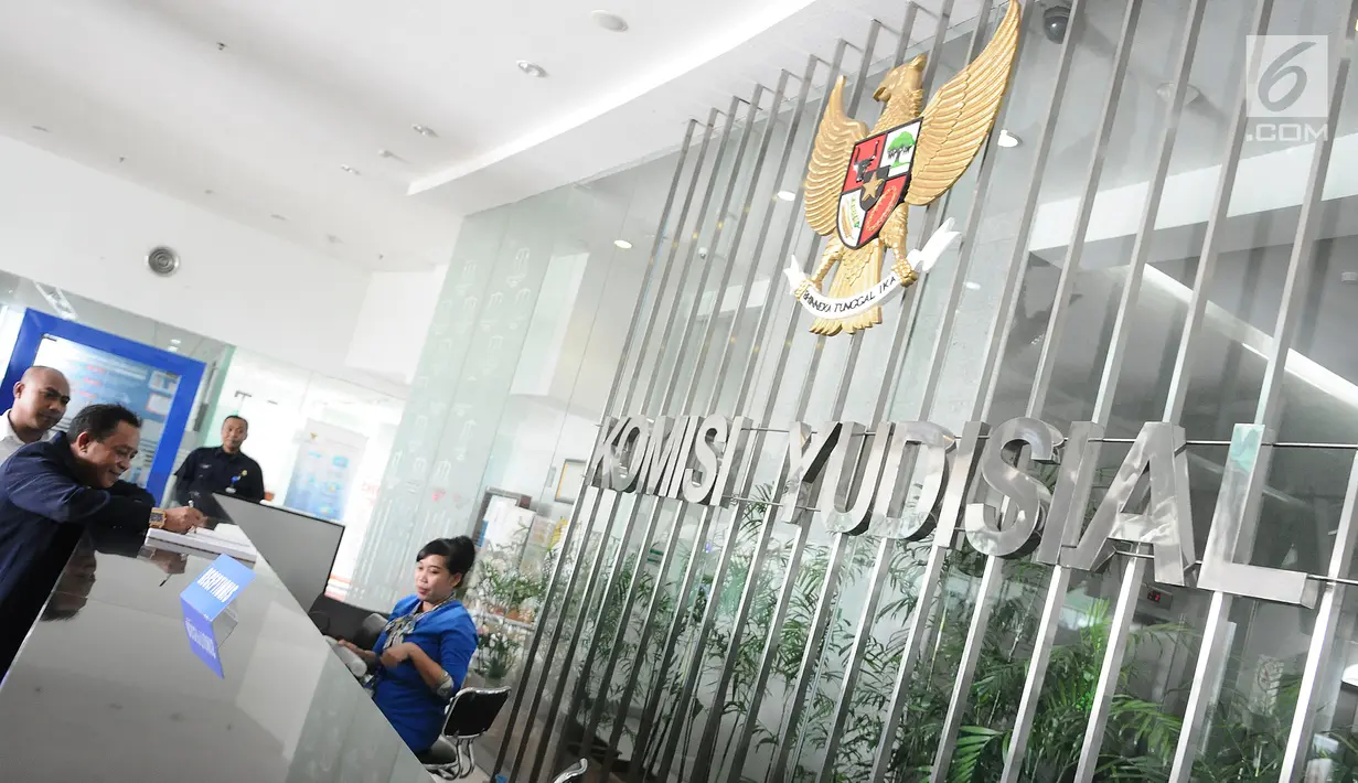 Penasihat hukum pelapor, Syahrul Arubusman mengisi buku tamu di Kantor Komisi Yudisial, Jakarta, Senin (4/2). Hakim PN Cibinong, Bogor berinisial NLS dilaporkan ke KY atas dugaan pelanggaran kode etik hakim . (Liputan6.com/Herman Zakharia)