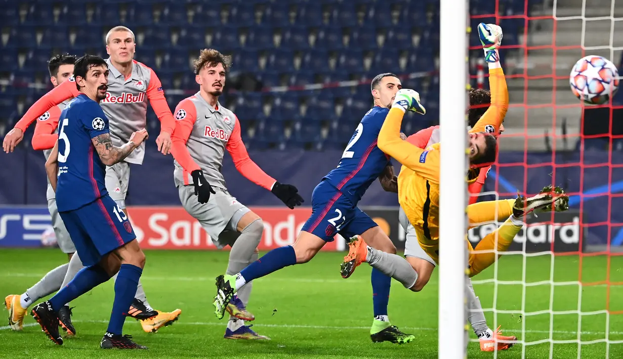 Bek Atletico Madrid, Mario Hermoso, saat mencetak gol ke gawang RB Salzburg pada laga lanjutan Grup A Liga Champions di Red Bull Arena, Kamis (10/12/2020) dini hari WIB. Atletico Madrid menang 2-0 atas RB Salzburg. (AFP/Joe Klamar)