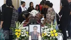 Sejumlah kerabat berdoa disamping jenazah penyanyi senior Eddy Silitonga di rumah duka RS Fatmawati, Jakarta, Kamis (25/8). Belum lama ini, Eddy Silitonga memang tengah menjalani perawatan di RS karena penyakit jantung. (Liputan6.com/Immanuel Antonius)