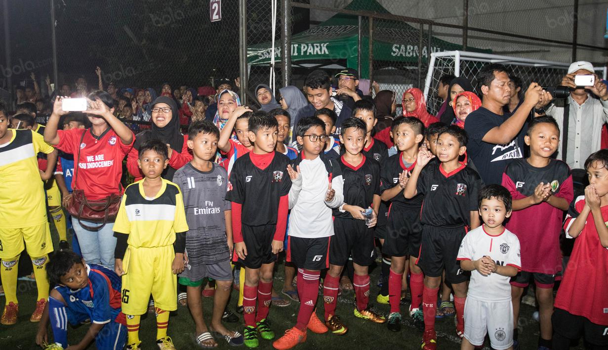 Sejumlah penonton meramaikan laga puncak Liga Bola Indonesia yang mempertemukan Villa 2000 melawan Indocement. (Bola.com/Vitalis Yogi Trisna)