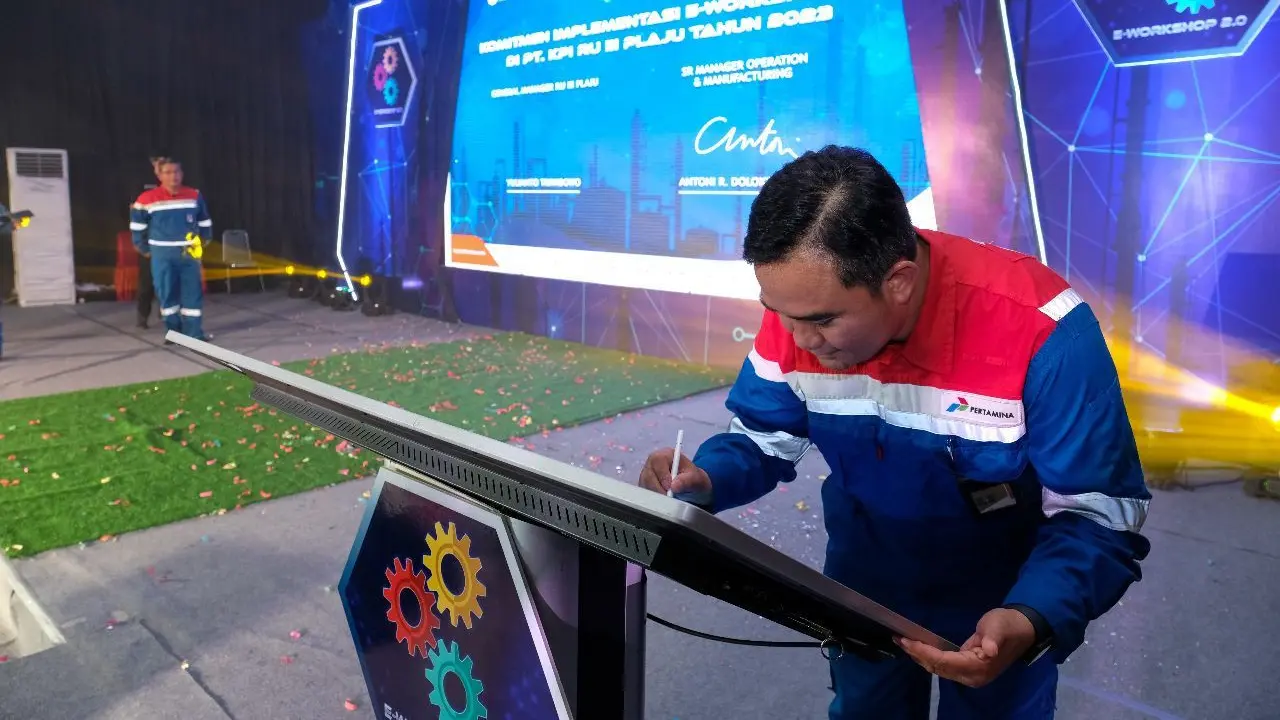 Pekerja Kilang Pertamina Plaju meluncurkan Aplikasi E-Workshop 2.0, sebuah solusi digital terbaru untuk proses pemeliharaan kilang yang efisien (Dok PT Kilang Pertamina Internasional)