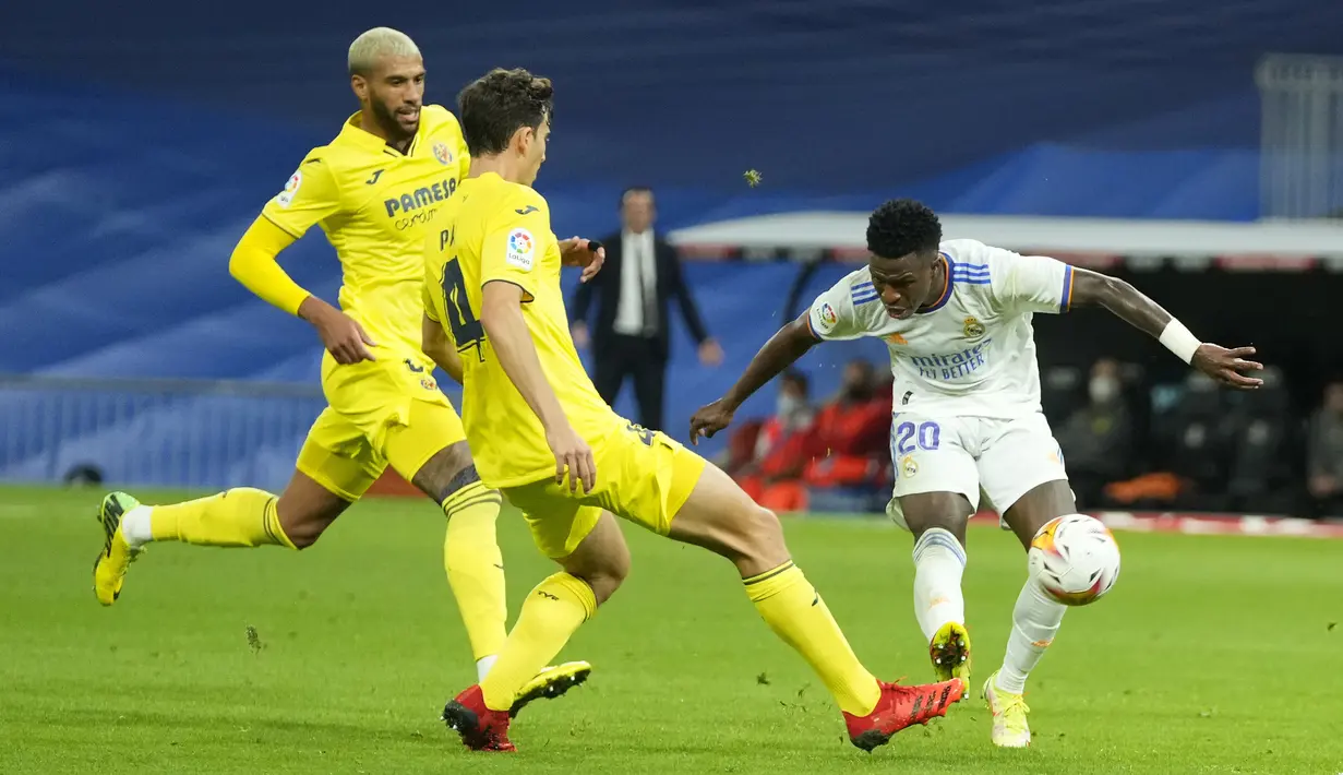 Penyerang Real Madrid Vinicius Junior melepaskan tembakan ke gawang Villarreal namun gagal pada jornada ketujuh La Liga Spanyol di Santiago Bernabeu, Minggu (26/9/2021) dini hari WIB. Real Madrid hanya mampu bermain imbang tanpa gol kala menjamu Villarreal. (AP Photo/Manu Fernandez)