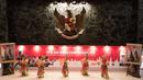 Penampilan tarian daerah membuka acara jamuan makan malam jelang Kejuaraan Dunia BWF 2015 di Balai Kota, Jakarta, Sabtu (8/8/2015). (Bola.com/Vitalis Yogi Trisna)