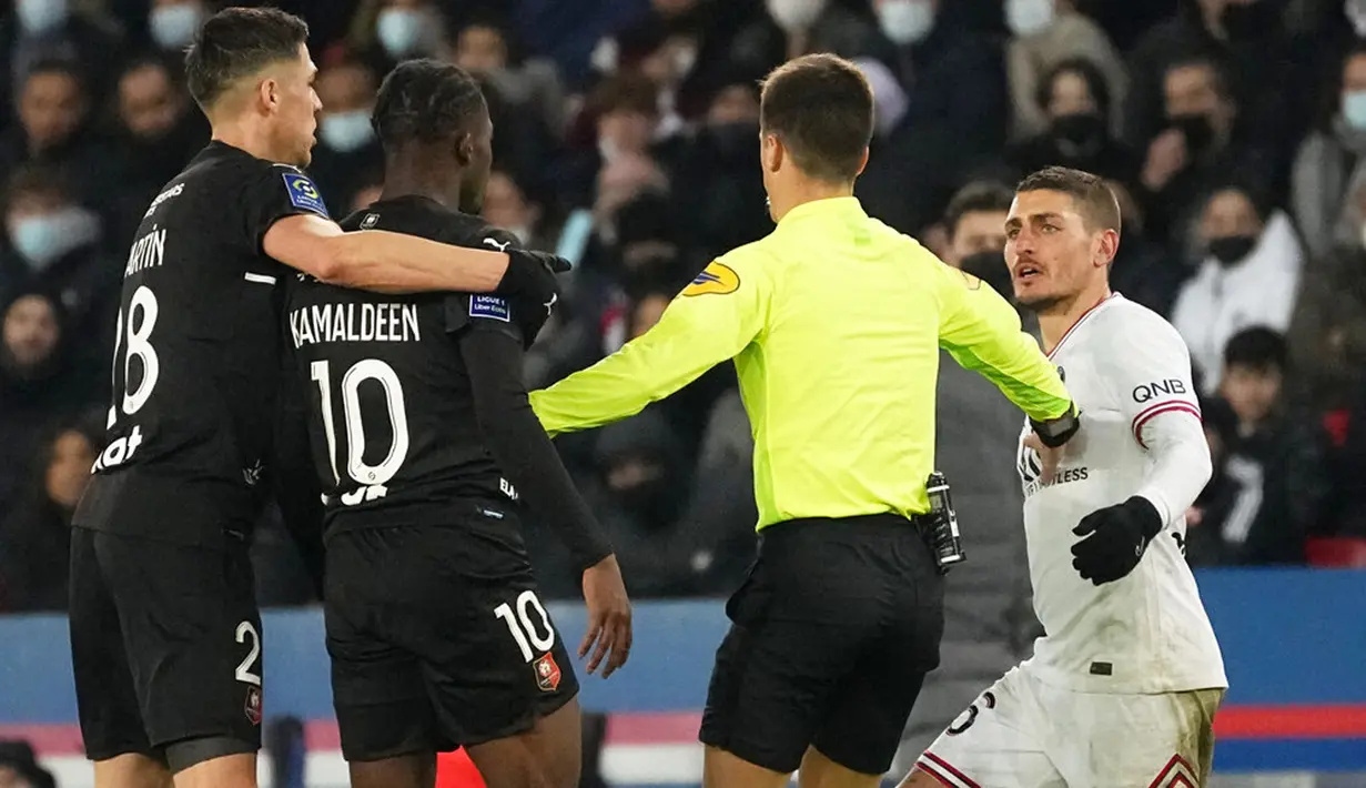 Paris Saint-Germain Marco Verratti (kanan) berdebat dengan pemain Rennes Kamaldeen Sulemana pada pertandingan sepak bola Liga Satu Prancis di Stadion Parc des Princes, Paris, Prancis, 11 Februari 2022. Paris Saint-Germain menang 1-0. (AP Photo/Michel Euler)