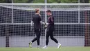 Dua kiper Timnas Jerman U-17, Max Schmitt (kanan) dan Louis Babatz saat latihan jelang laga final Piala Dunia U-17 2023 di Lapangan Kota Barat, Solo, Kamis (30/11/2023). (Bola.com/Bagaskara Lazuardi)