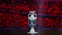 Trofi Henri Delaunay akan diperebutkan oleh Timnas Spanyol dan Timnas Inggris di final Euro 2024 yang akan berlangsung di Olympiastadion Berlin, Senin (15/7/2024) dini hari WIB. (Dok. UEFA).