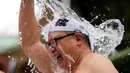 <p>Seorang jemaat yang setengah telanjang menyiram dirinya dengan air dingin saat ritual ketahanan dingin di Kuil Shinto Kanda Myojin, Tokyo, Jepang, Sabtu (14/1/2023). Dalam ritual yang berlangsung selama dua hari dan menjadi bagian dari festival Shinto itu peserta menuangkan air dingin ke tubuh karena diyakini dapat menyucikan jiwa mereka. (AP Photo/Hiro Komae)</p>