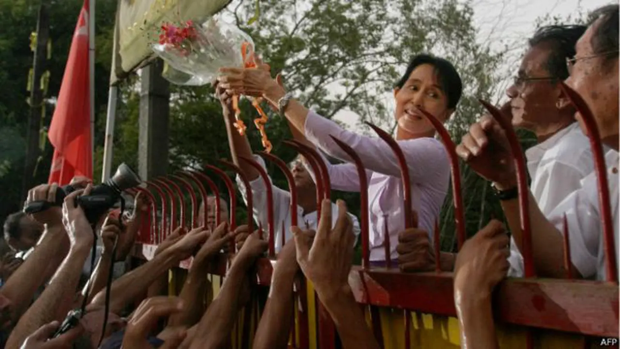Pagar besi di rumah Aung San Suu Kyi. (BBC)