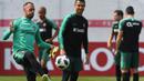 Kiper Portugal, Beto Pimparel menunjukan kebolehan saat ditonton Ronaldo pada sesi latihan di Kratovo, Moskow, (12/6/2018). Portugal akan mejalani laga perdana grup B melawan Spanyol. (AFP/Francisco Leong)