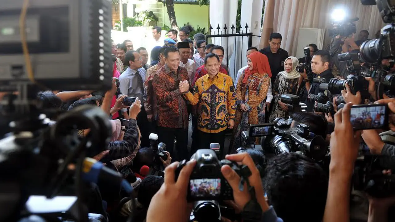 Komjen Tito Karnavian sambut kedatangan Komisi III DPR di rumahnya.