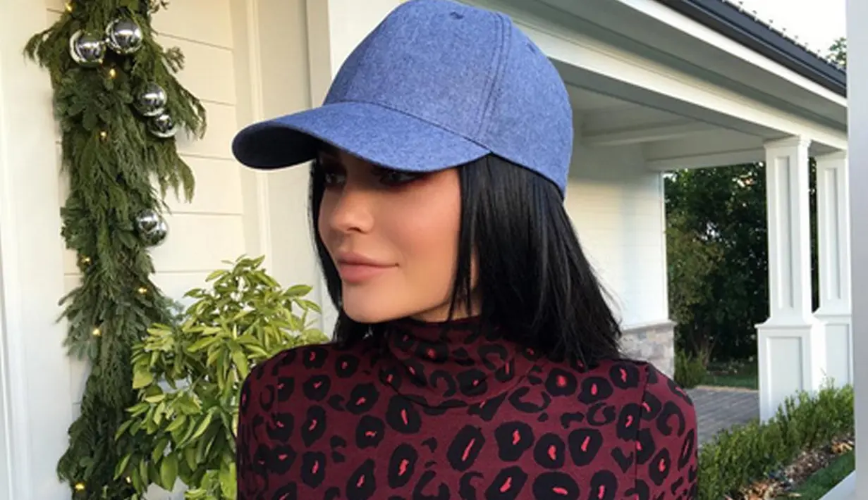 Kylie Jenner kembali ramai dibicarakan publik. Bukan karena pemberitaan kemesraannya, kali ini foto tubuh seksinya yang menuai komentar publik, tersiar kabar Kylie telah gagal memodifikasi fotonya yang menjadi terlihat aneh. (Instagram/Kyliejenner)