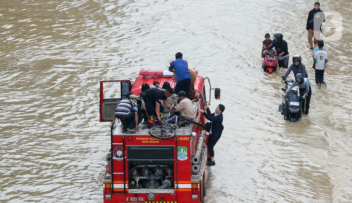 Imbas banjir kiriman ini, Kali Bekasi meluap. (Liputan6.com/Herman Zakharia)