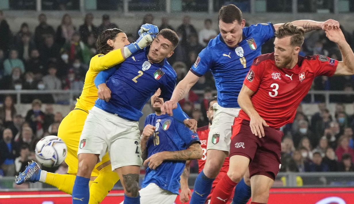 Stadio Olimpico akhirnya bergemuruh pada menit ke-36. Memanfaatkan umpan Lorenzo Insinge, Giovanni Di Lorenzo (kiri kedua) sukses menyamakan kedudukan 1-1 untuk tuan rumah Italia. (AP/Gregorio Borgia)