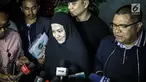 Artis Lyra Virna didampingi kuasa hukumnya Razman Nasution memberi keterangan usai menjalani pemeriksaan di Polda Metro Jaya, Kamis (22/3). Lyra diperiksa terkait dugaan kasus pencemaran nama baik agen travel umrah, ADA Tour. (Liputan6.com/Faizal Fanani)