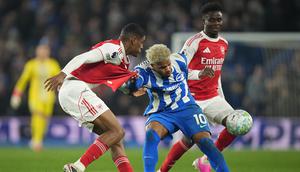 Cristhian Mosquera dan Georginio Rutter berebut bola dalam laga Liga Inggris antara Brighton vs Arsenal di American Express Stadium, 5 Maret 2026. (AP Photo/Alastair Grant)