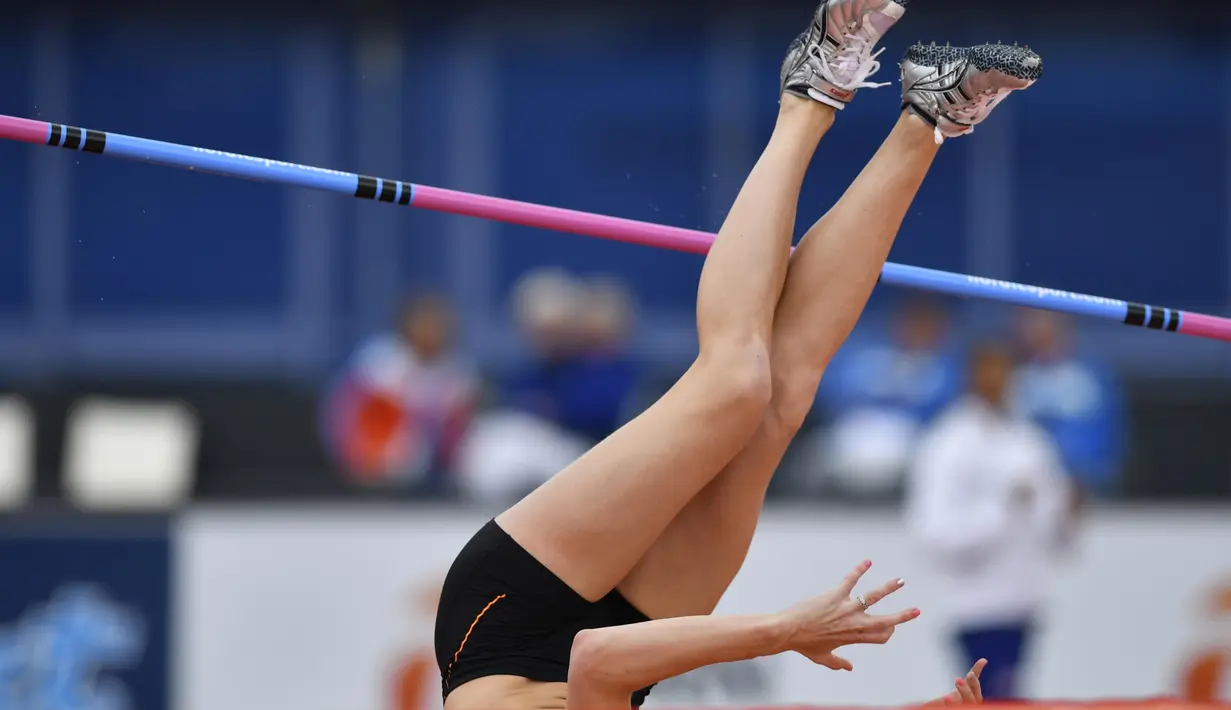 Atlet asal Belanda, Anouk Vetter saat beraksi pada cabang lompat galah di ajang European Athletics Championships di Stadion Olympic, Amsterdam, (8/7/2016). (AFP/Fabrice Coffrini)