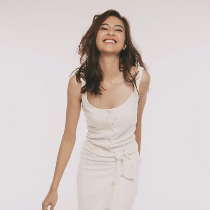 Tampilan Elegan Mikha Tambayong dengan Lipstik Gelap