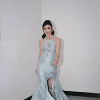 Dalam balutan gaun bak dongeng, ia tampil memukau dan mengingatkan kita pada sosok Cinderella modern yang anggun dan memesona. [@febbyrastanty].