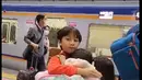 Saling berpelukan dan terlihat masih ceria meski telah melakoni  perjalanan jauh. "Setiba di Kansai airport Osaka dari Narita airportTokyo...cucu2ku masih tetap ceria menunggu kereta menuju Namba Osaka ...semoga bisa segera sampai hotel n sholat lalu istirahat..," 
 tulis aktor yang juga sutradara ini. [Instagram/deddy_mizwar]