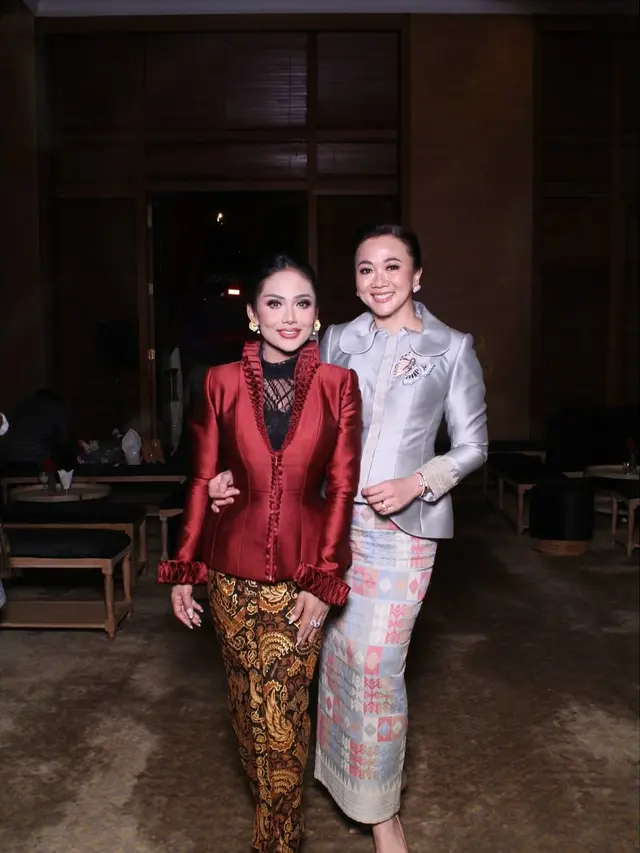 Model Kebaya Modern Bawahan Batik ala Kris Dayanti