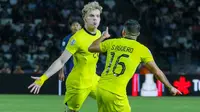 Fergus Tierney mencetak gol kedua Timnas Malaysia saat bermain imbang 2-2 melawan Kamboja di laga pertama Grup A Piala AFF 2024 di Olympic Stadium, Phnom Penh, Minggu (8/12/2024). (Bola.com/FAM)