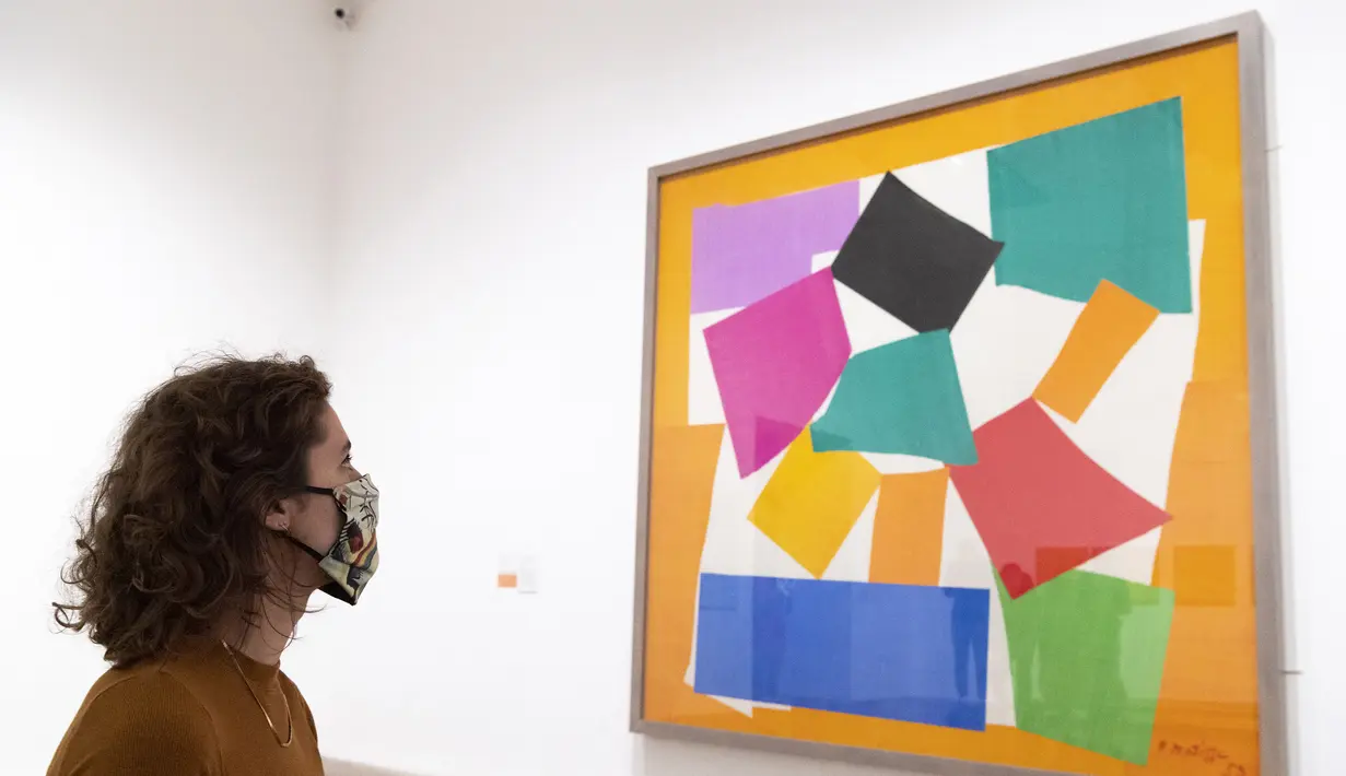 Staf mengenakan masker saat mengamati lukisan dalam pratinjau media di museum seni Tate Modern, London, Inggris, Jumat (24/7/2020). Tate Modern, Tate Britain, Tate Liverpool, dan Tate St Ives akan dibuka kembali untuk umum mulai 27 Juli setelah ditutup akibat pandemi COVID-19. (Xinhua/Ray Tang)