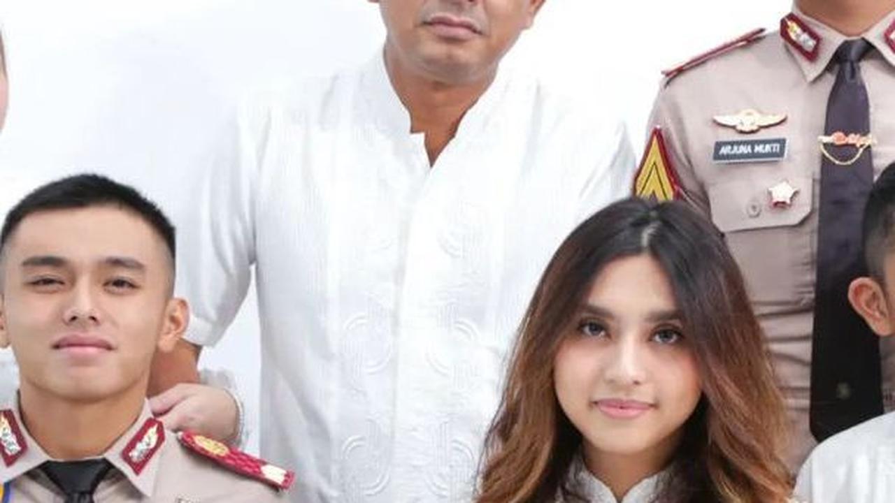 Sebagai seorang ayah, Mukti Juharsa tentu merasa sangat bangga. Apalagi putranya berhasil menjadi seorang perwira.