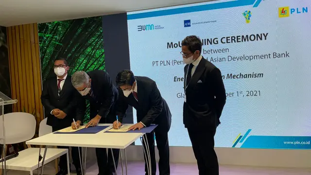 Penandatanganan nota kesepahaman (Memorandum of Understanding/MoU) antara Direktur Utama PLN Zulkifli Zaini dan Director General Southeast Asia Department ADB Ramesh Subramaniam di sela rangkaian COP 26, di Glasgow, Senin (1/11) waktu setempat.