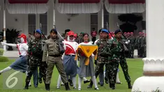 Pasukan pengibar bendera pusaka berlatih di Istana Presiden Gedung Agung, Yogyakarta, (12/8). Paskibraka yang beranggotakan pelajar ,TNI dan Polri akan melaksanakan upacara detik detik HUT RI ke 71 pada 17 Agustus mendatang. (Liputan6.com/Boy Harjanto)