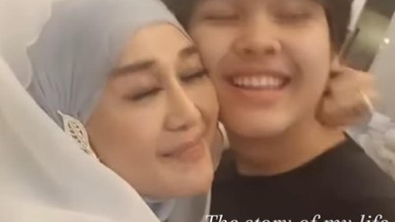 Mitha pun menunjukkan kasih sayang kepada sang putra yang dulu baby-nya dan sekarang sudah menjadi big boy. Momen keakraban ini penuh kehangatan.<br>