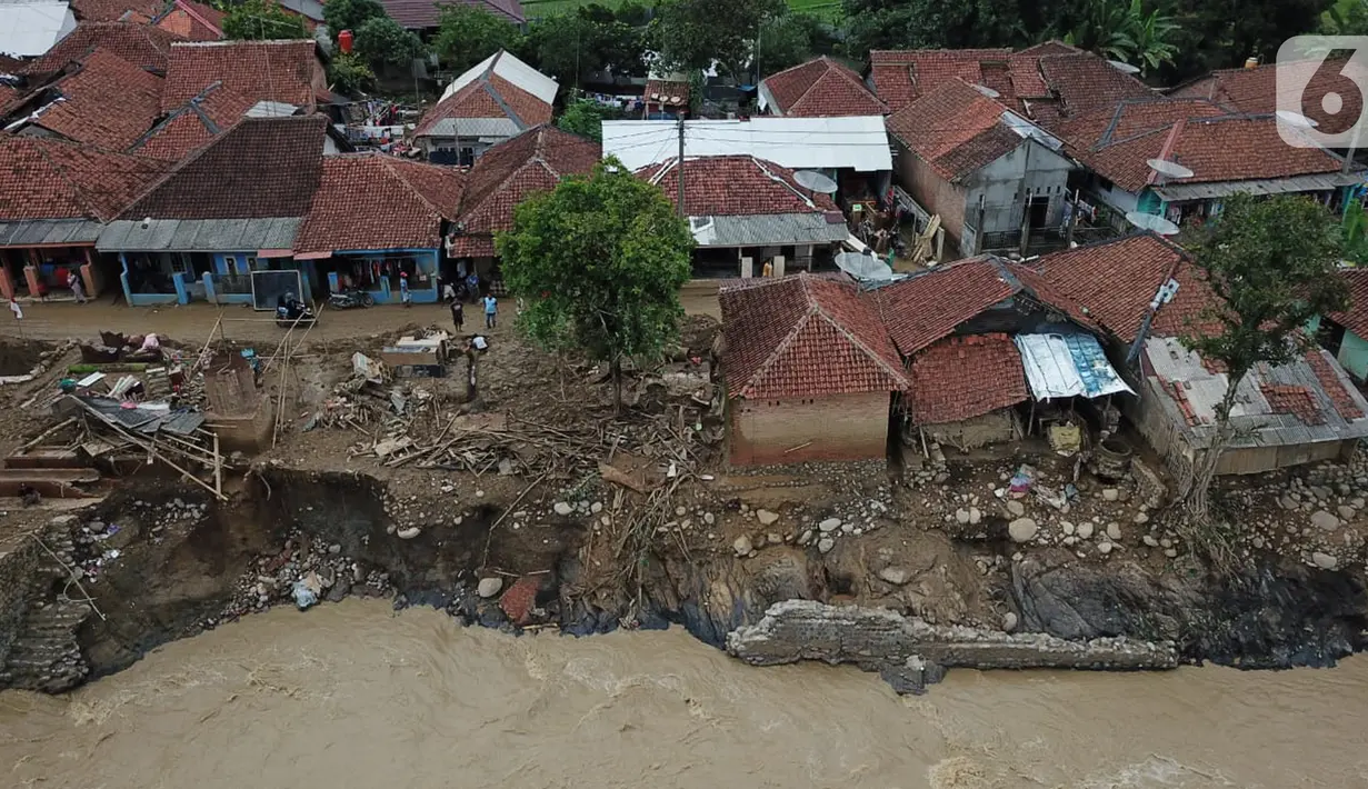 Suasana dari ketinggian tanah longsor akibat bencana banjir di Desa Kalong Sawah Kecamatan Jasinga, Kabupaten Bogor, Sabtu (4/1/2020). Tiga BUMN PT Askrindo, PT. Bank Mandiri, Perum Perhutani dibantu Yalisa membentuk tim yang difokuskan mendorong logistik dan obat-obatan. (Liputan6.com/HO/Iqbal)