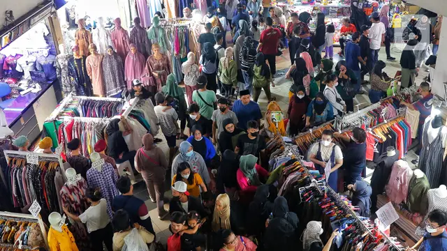 Jelang lebaran pasar tanah abang diserbu warga