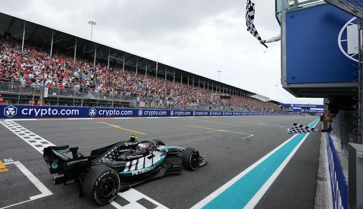 Kimi Antonelli menginjakkan garis finis setelah melalui 57 lap dengan catatan waktu 1 jam 33 menit 19,27 detik. (AP Photo/Pool/Rebecca Blackwell)