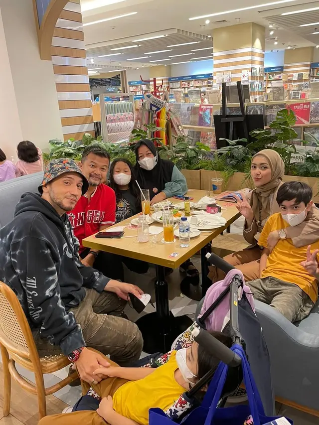 7 Momen Seru Gary Iskak Bersama Istri Liburan Usai Sembuh Dari Hepatitis C