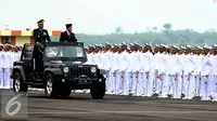  Menteri Perhubungan, Budi Karya Sumadi memeriksa perwira saat memimpin upacara pelantikan di Sekolah Tinggi Penerbangan Indonesia (STPI) Curug, Tangerang, Banten, Kamis (8/9). (Liputan6.com/Faizal Fanani)