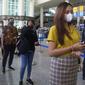 Penumpang tiruan mengantre saat latihan pembukaan kembali Bandara Internasional Ngurah Rai di Bali, Sabtu (9/10/2021). Indonesia berencana kembali membuka Bandara Internasional Ngurah Rai untuk penerbangan internasional pada 14 Oktober 2021. (AP Photo/Firdia Lisnawati)