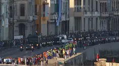 Warga kuba berbaris di pinggir jalan saat kendaraan militer mengangkut abu Fidel Castro, Santiago de Cuba, Rabu (30/11). Fidel Castro akan dimakamkan di Santiago, yang merupakan tempat lahirnya Revolusi Kuba tahun 1959. (REUTERS)