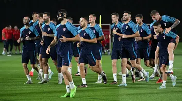 Para pemain Kroasia mengikuti sesi latihan di tempat latihan Al Erssal, Doha, Qatar, Rabu (30/11/2022). Sebelumnya Kroasia berhasil mengalahkan Kanada dengan skor 4-1. (OZAN KOSE/AFP)