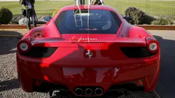 Mobil Ferrari milik gelandang Juventus, Arturo Vidal sebelum mengalami kecelakaan di Santiago, Chile (16/6/2015). Arturo Vidal mengalami luka ringan dan langsung dibawa ke rumah sakit. (REUTERS/Ivan Alvarado)