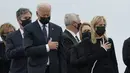 Presiden Amerika Serikat Joe Biden dan ibu negara Jill Biden menyaksikan tim pembawa memindahkan peti berisi jenazah Korps Angkatan Laut Maxton W. Soviak (22) dari Berlin di Pangkalan Udara Dove Air, Delaware, Minggu (29/8/2021). (AP/Carolyn Kaster)