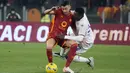 AS Roma yang bermain dengan sembilan pemain hanya memetik hasil seri, 1-1, melawan tamunya Fiorentina.  (AP Photo/Gregorio Borgia)