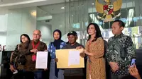 Keluarga almarhum Dini Sera Afriyanti (29) melaporkan Majelis Hakim Pengadilan Negeri Surabaya ke Komisi Yudisial (KY) atas vonis bebas kepada Gregorius Ronald Tannur, terdakwa kasus pembunuhan pada, Selasa (29/7/2024). Keluarga Dini didampingi pengacara Dimas Yemahura dari LBH Damar Indonesia dan politikus PDIP Rieke Diah Pitaloka. (Merdeka.com/Bachtiarudin Alam)